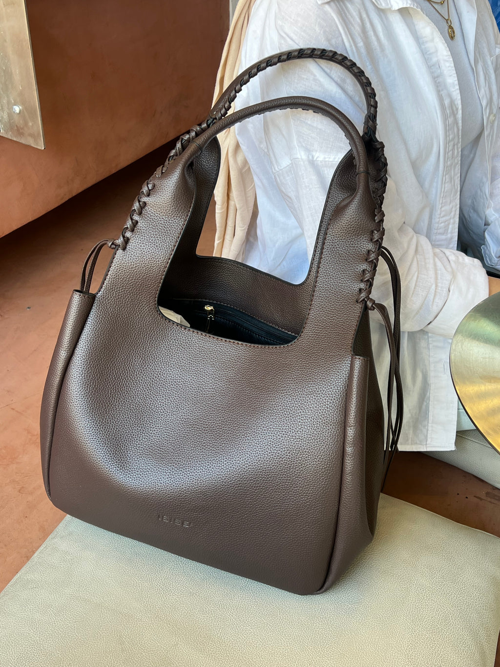 Multitasker brown Isise’