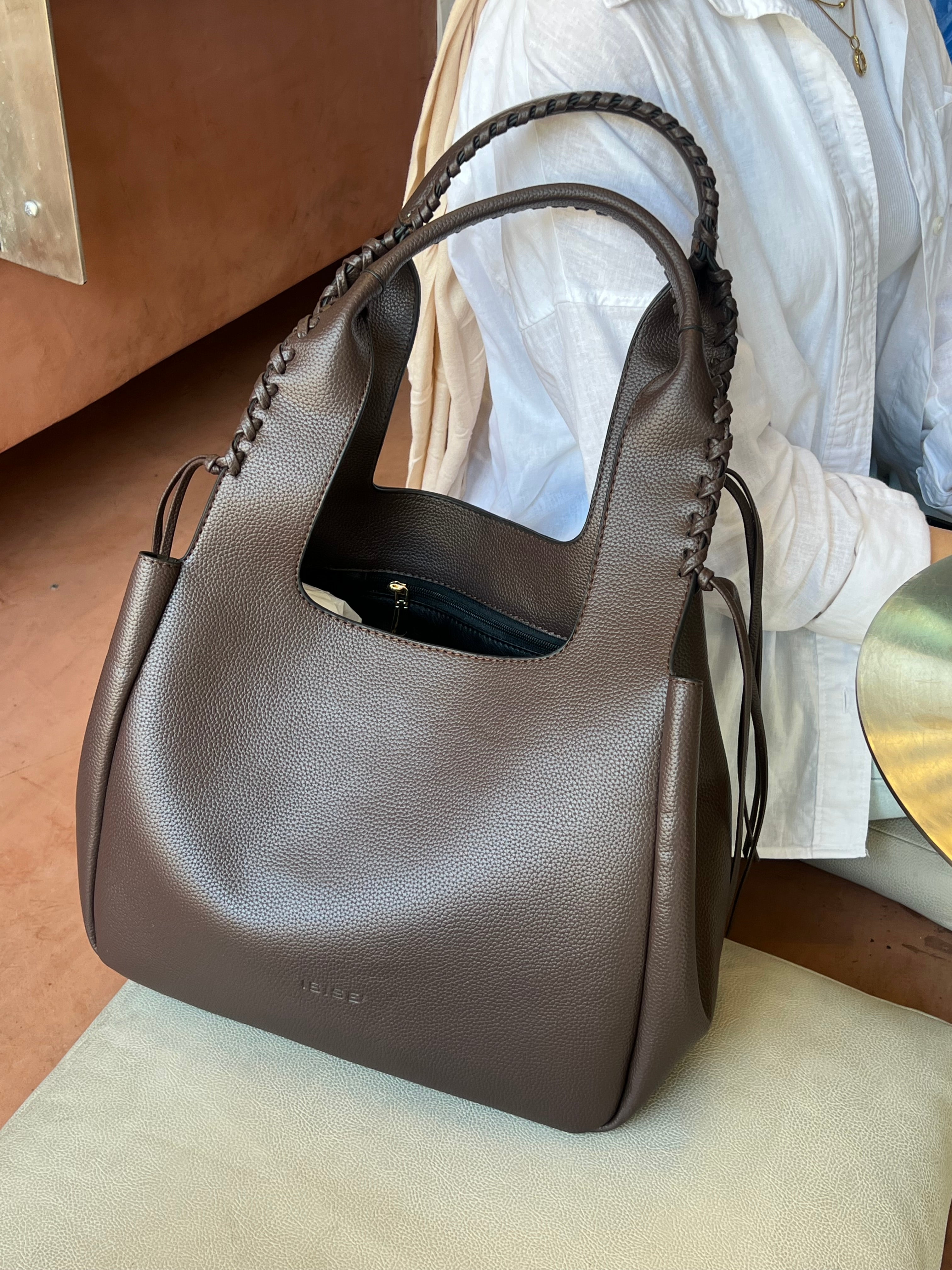 Multitasker brown Isise’